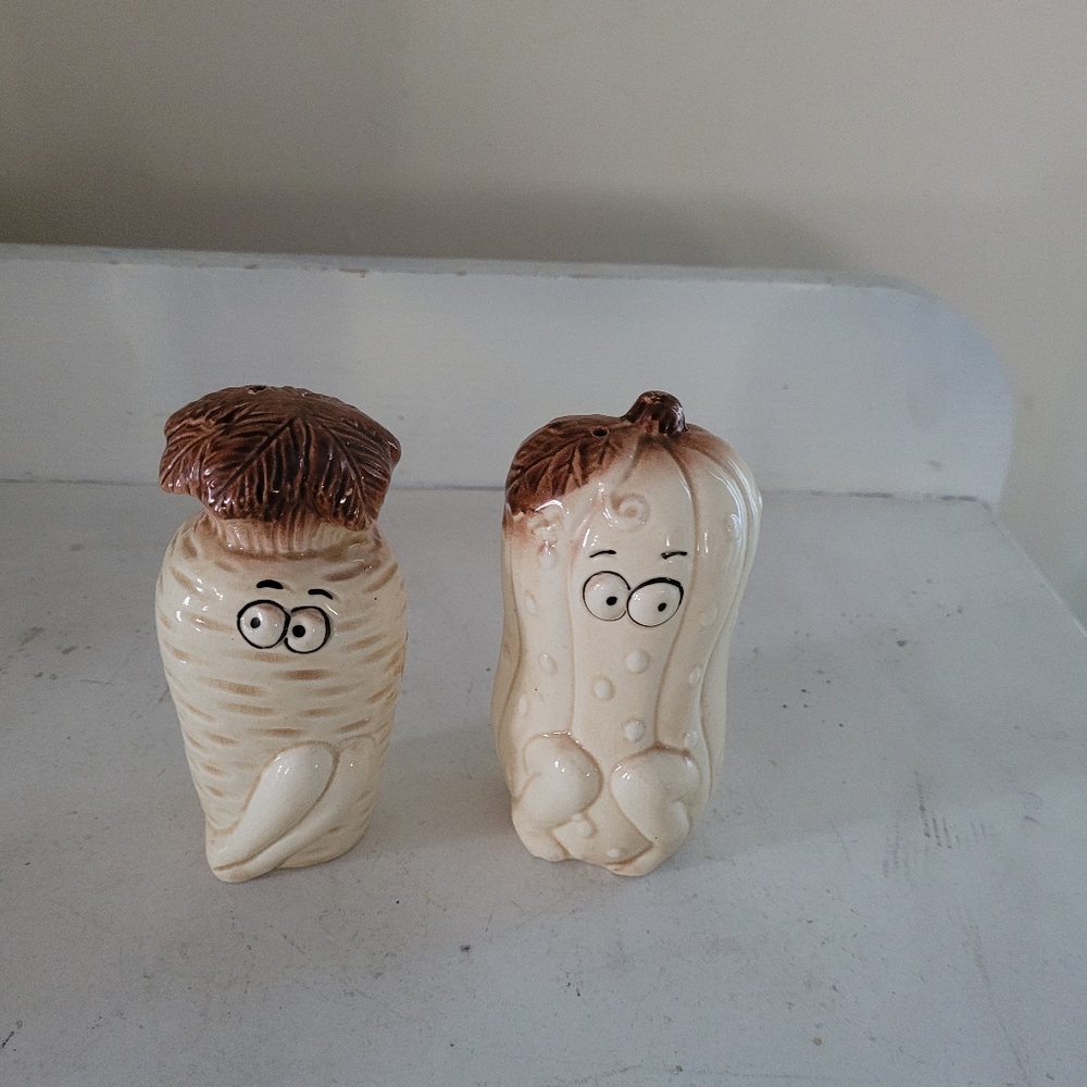Vintage Shivering Salt and peepper in the shape of carrot and cucumber Japan